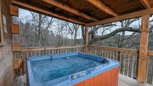 Una terraza de madera con un jacuzzi.