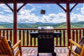 Property grounds - Endless View AMAZING Panoramic Mountain Views, Pool Access , Free Tickets! (Sevierville)