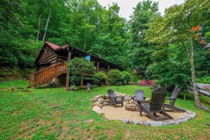 Property grounds - 1BR dog friendly log cabin with hot tub, gazebo, firepit, and a yard! (Sevierville)