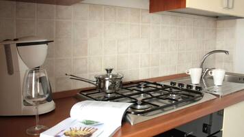 Refrigerador, horno, placa de cocina, cafetera/tetera