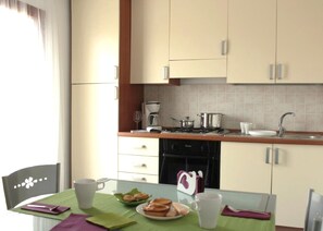 Fridge, oven, stovetop, coffee/tea maker