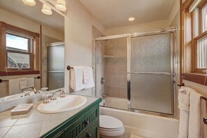 Secador de pelo y toallas