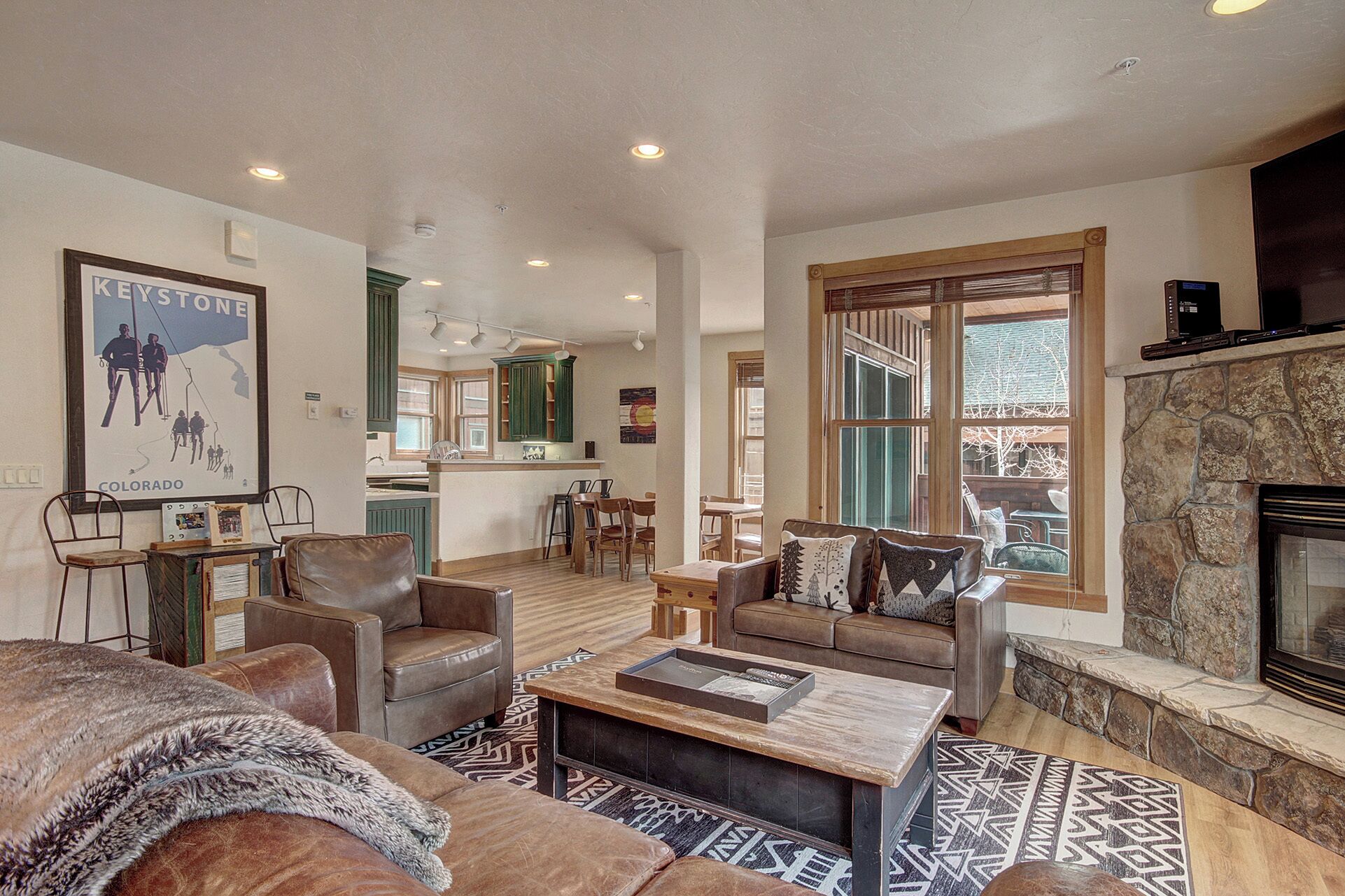 TV de tela plana, lareira, DVD player