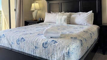 Een bureau, een strijkplank/strijkijzer, wifi, beddengoed