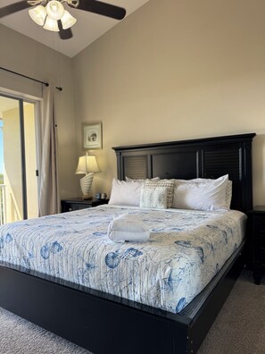 Een bureau, een strijkplank/strijkijzer, wifi, beddengoed