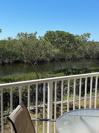 Outdoor dining. 3 bdrm Waterfront Beach Resort Sleeps 10