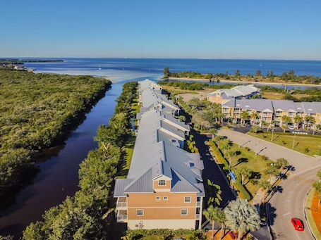 Exterior. 3 bdrm Waterfront Beach Resort Sleeps 10