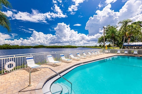 Pool. 3 bdrm Waterfront Beach Resort Sleeps 10