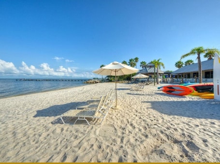 Beach nearby. 3 bdrm Waterfront Beach Resort Sleeps 10