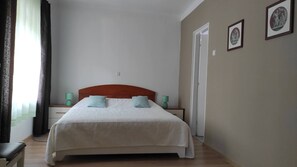 1 bedroom, desk, soundproofing, iron/ironing board