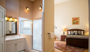 Shower, hair dryer - L'ermitage - Pebble Beach House - Private Putting Green! (Pebble Beach)