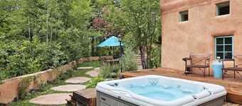 Celia -walk to town  -Mini Split AC Units in each bedroom-Hot Tub