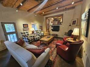 TV, fireplace, DVD player - Celia -walk to town  -Mini Split AC Units in each bedroom-Hot Tub (Taos)