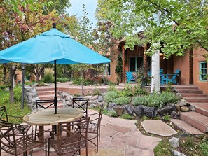 Outdoor dining - Celia -walk to town  -Mini Split AC Units in each bedroom-Hot Tub (Taos)