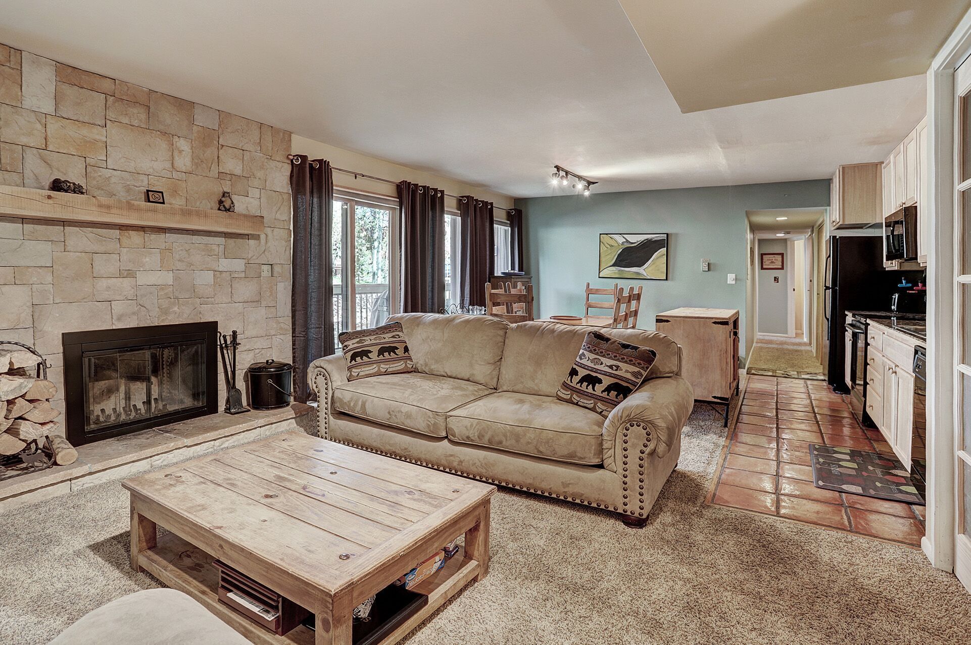 Lovely Ground Floor Unit/Oversized Patio/Community Pool/Newly Remodeled
