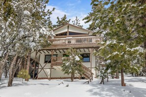 Exterior - BEAUTIFUL VIEWS, Cute 1,200 sq ft, HOT TUB! Close to slopes & Lake! FENCED YD (Big Bear Lake)