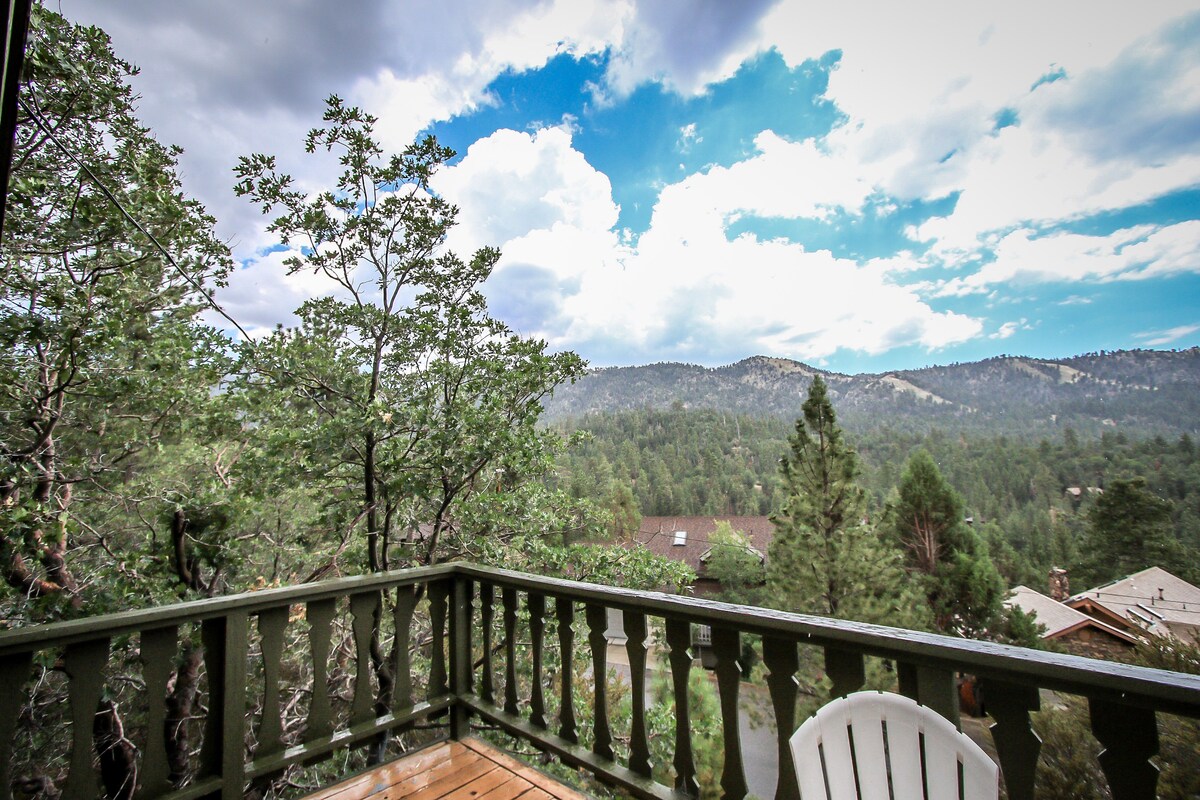 BEAUTIFUL VIEWS, Cute 1,200 sq ft, HOT TUB! Close to slopes & Lake! FENCED YD