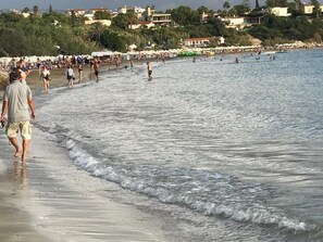 Playa en los alrededores, camastros y toallas de playa