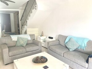 Smart TV, chimenea, libros y estéreo