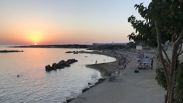 In Strandnähe, Liegestühle, Strandtücher