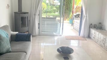 Smart-TV, Kamin, Bücher, Stereoanlage