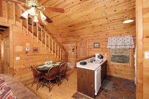 Fridge, microwave, oven, stovetop - 2 king bedrooms, hot tub, great location! (Sevierville)