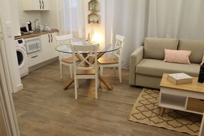 Romantic Apartment | Private kitchen | Full-sized fridge, microwave, stovetop, coffee/tea maker - Apartamentos OnceMolinos (Consuegra)