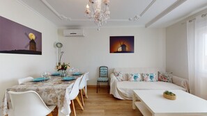 家庭公寓 | 起居区 | 40-英寸纯平电视 （配备卫星频道）、电视