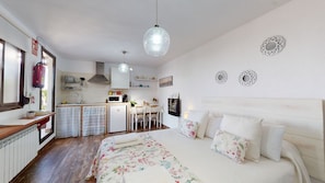 Premium bedding, down duvets, memory-foam beds, individually decorated - Apartamentos OnceMolinos (Consuegra)