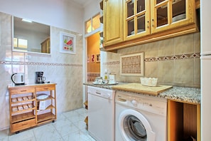 Kühlschrank, Mikrowelle, Ofen, Geschirrspüler