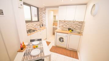 Fridge, stovetop, coffee/tea maker, electric kettle