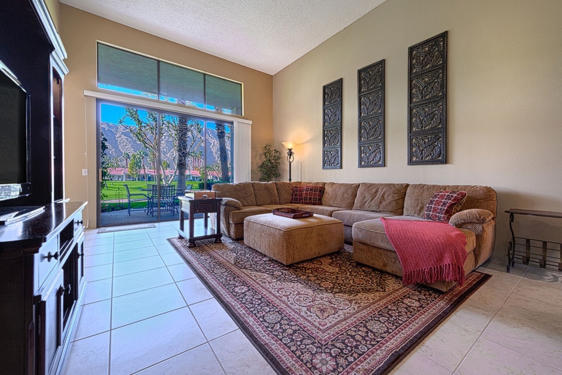 Télévision, cheminée, lecteur de DVD, chaîne hi-fi