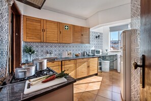 Standard-Apartment, 2 Schlafzimmer, Terrasse | Eigene Küche | Großer Kühlschrank, Mikrowelle, Ofen, Herdplatte