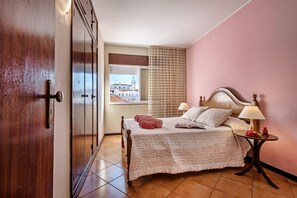 Standard-Apartment, 2 Schlafzimmer, Terrasse | 2 Schlafzimmer, Bügeleisen/Bügelbrett, kostenloses WLAN, Bettwäsche