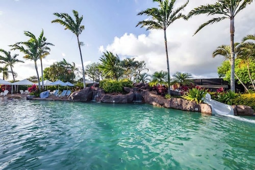 5 Bedroom Sleep 12 w AC - Walk to Poipu & Brenneckes Beach Less Than a Minute