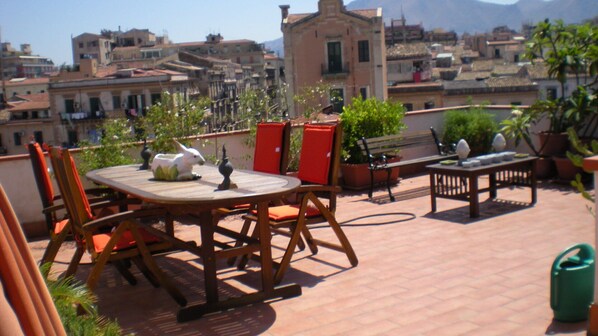 Outdoor dining - To the terraces of the old village (Palermo)