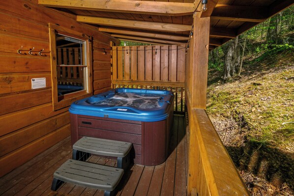 Outdoor spa tub - POOL TABLE, HOT TUB, AND JACUZZI TUB in a CONVENIENT location! (Sevierville)