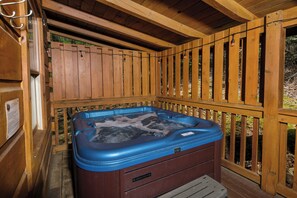 Outdoor spa tub - POOL TABLE, HOT TUB, AND JACUZZI TUB in a CONVENIENT location! (Sevierville)