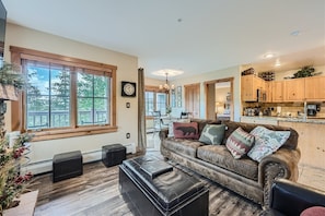 Flat-screen TV, fireplace, DVD player - Bright Corner Unit in River Run/Walk to the Slopes/Pool and Hot Tub Access (Keystone)