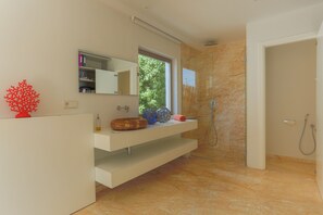 Hair dryer, towels, soap, toilet paper - BEAUTIFUL VILLA IN THE HEART OF Playa den Bossa<br>ETV-2047-E (Playa den bossa, San jordi de ses Salines, IBIZA)