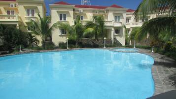 Una piscina al aire libre