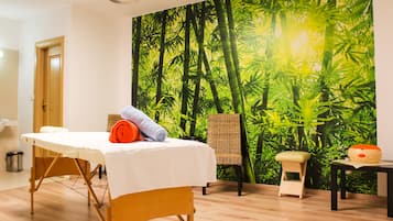Hidroterapia, masajes con piedras calientes y masajes deportivos