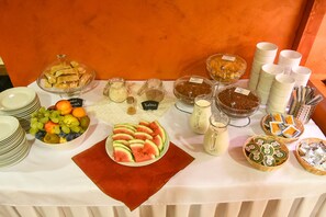 Tägliches Frühstücksbuffet gegen Gebühr