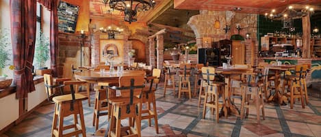Serveert ontbijt, lunch, diner, pizzagerechten