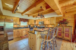 Fridge, microwave, oven, stovetop - 3 Bedroom 2 1/2 Bath Cabin Mostly Paved Access, Private, Views, WIFI (Maggie Valley)