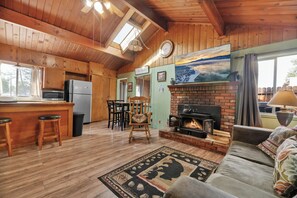 Smart TV, chimenea, futbolito