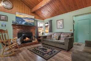 Smart TV, chimenea, futbolito