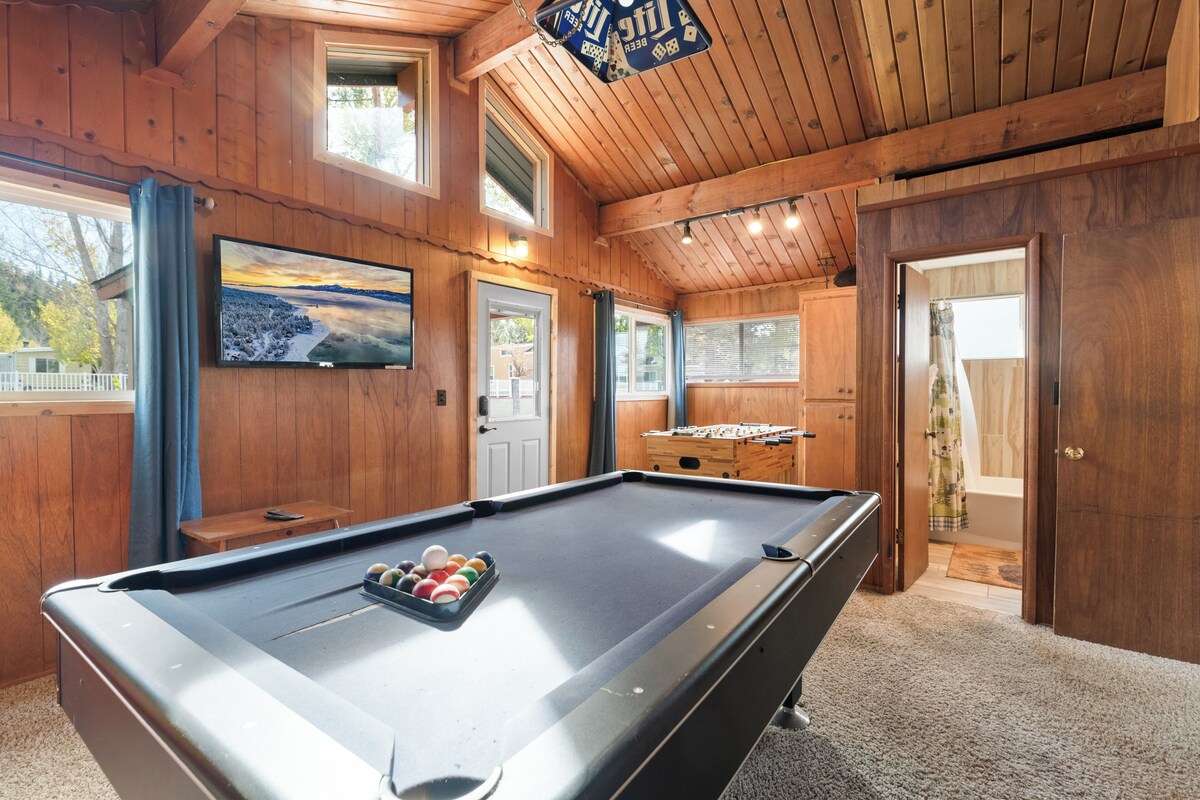 Private Hot Tub. WALK to VILLAGE & LAKE! GAME ROOM! Village Cabin