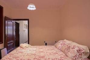 5 bedrooms, iron/ironing board, WiFi, bed sheets