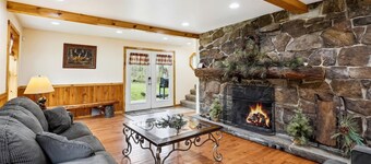 Lodge on Stony Creek - Secluded Log Cabin with Hot Tub